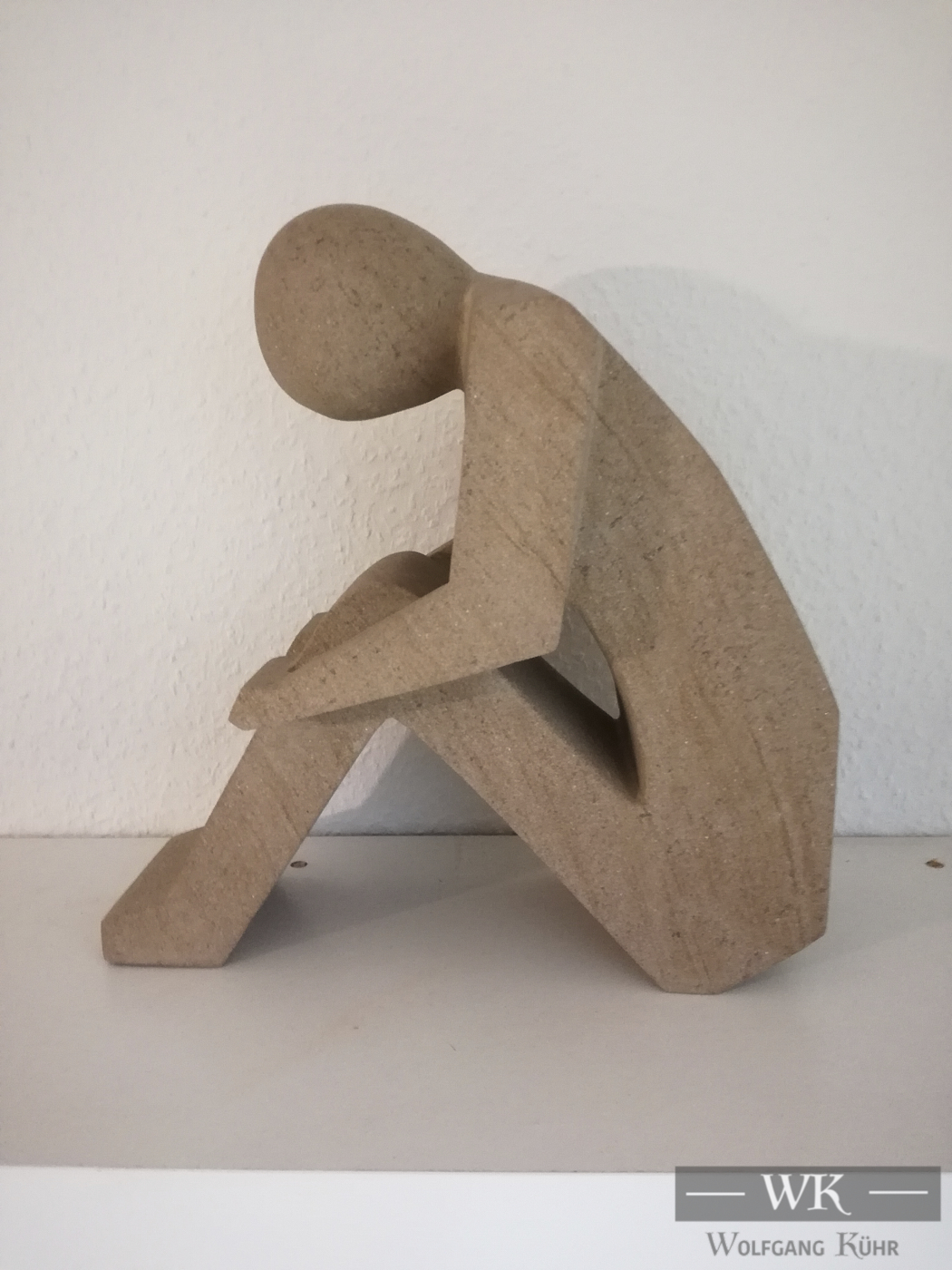 PS11 – „Sitzender“ 29x31x15cm I brauner Sandstein (2019)